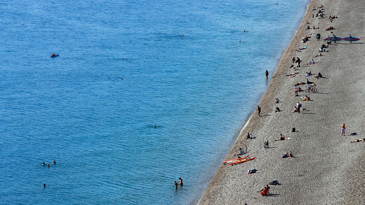 Karlı dağların gölgesinde 20 derecelik sıcak havada deniz keyfi yaptılar