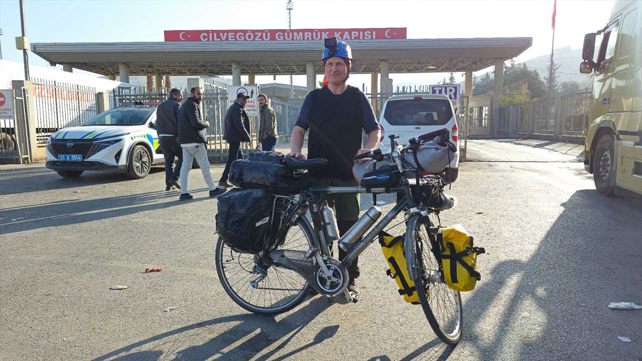 Umre için bisikletle yola çıktı, 3 bin 450 kilometre pedal çevirip Medine'ye ulaştı