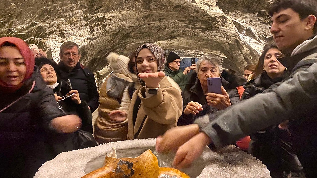 Yerin 150 metre altındaki bu mağarada şifa arıyorlar