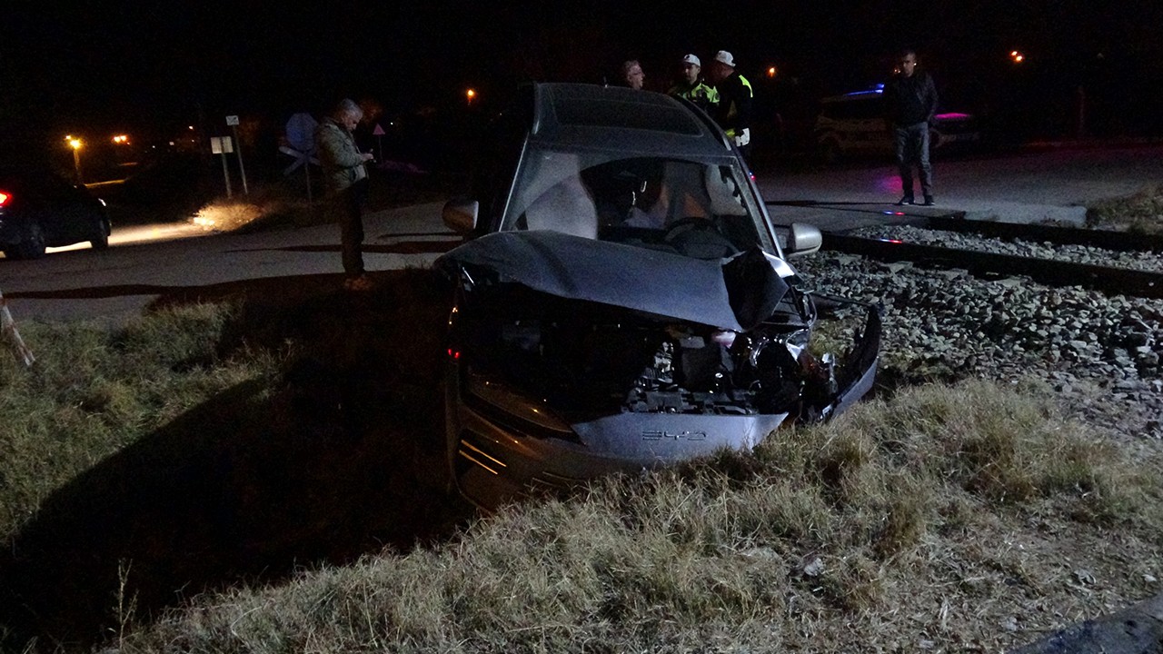 Yük treni hemzemin geçitte otomobile çarptı: 5 yaralı