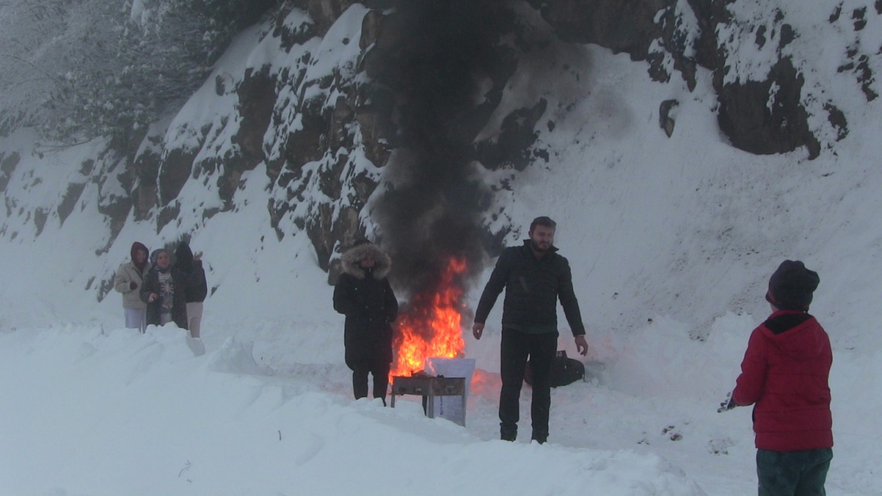 Kar nedeniyle araçlar yolda kaldı, sürücüler ateş yakıp ısındı