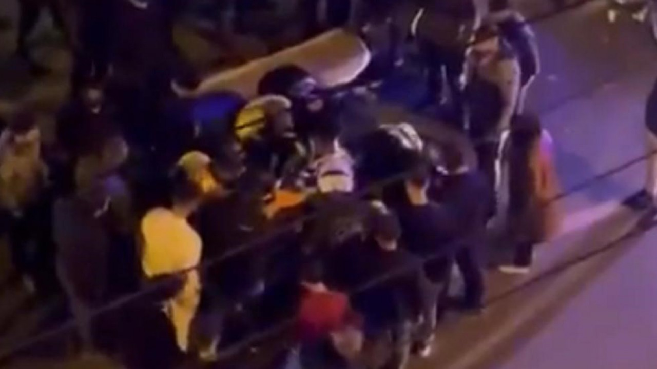 Kaza yapan motosiklet sürücüsünün acılar içinde bağırması kameraya yansıdı