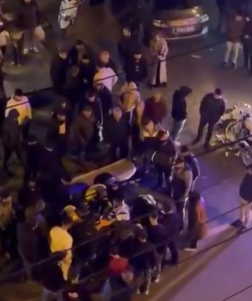 Kaza yapan motosiklet sürücüsünün acılar içinde bağırması kameraya yansıdı