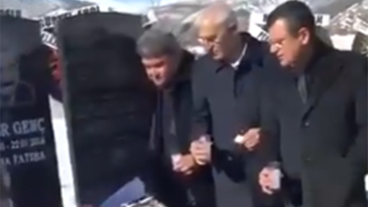 Özgür Özel'in mezar başında rakı içtiği görüntüleri ortaya çıktı