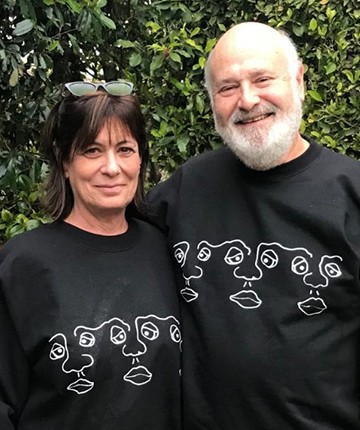 Yönetmen ve eşi, evlerinde ölü bulundu