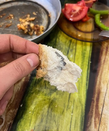 Ekmeğin içinden çıkanı görünce şok oldu