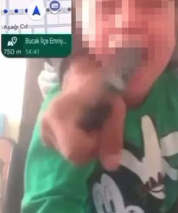 Eşini tehdit için çocuğunun boğazına bıçak dayayan baba tahliye edildi!