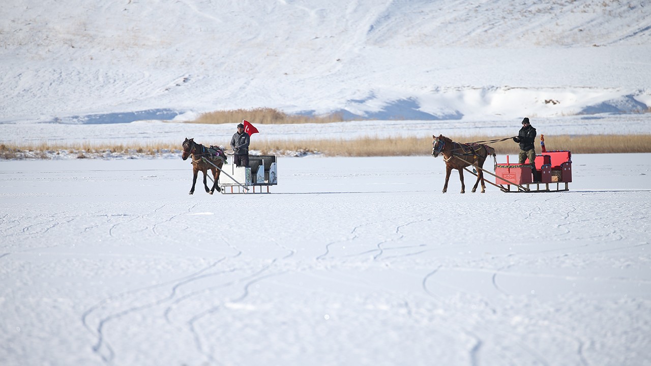 Çıldır Gölü'nde atlı kızak heyecanı başladı