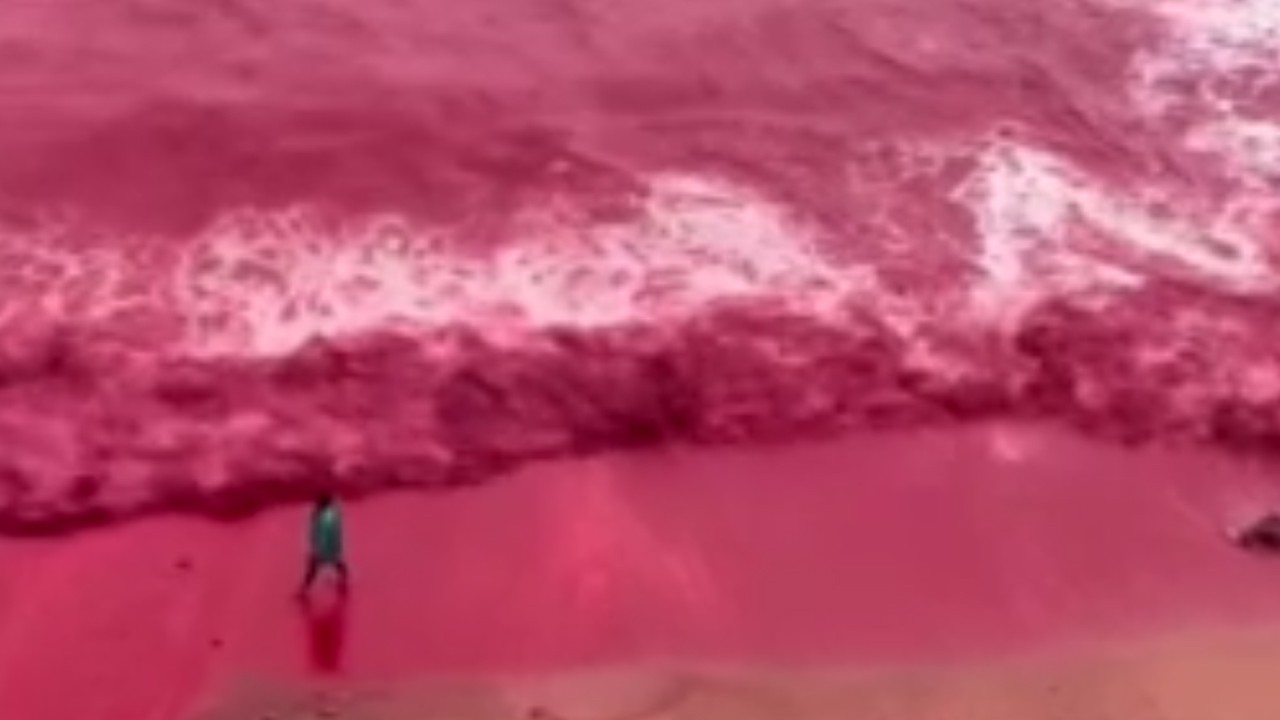 Kızıl Sahil'de deniz suyunun rengi yağışın ardından kızıla döndü