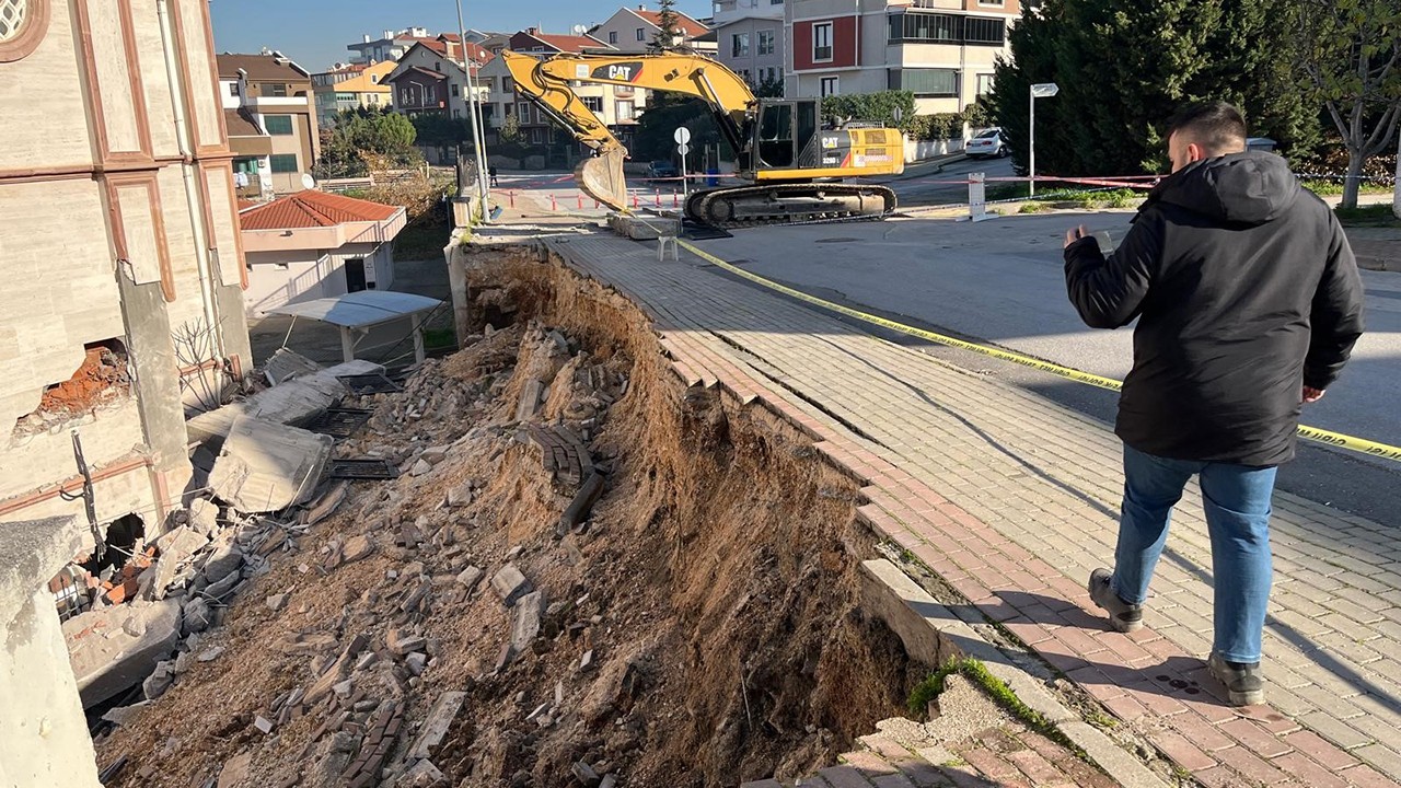 Sabah yürüyüşünde yolun kaydığını farkeden yaşlı kadın 31 öğrencinin hayatını kurtardı