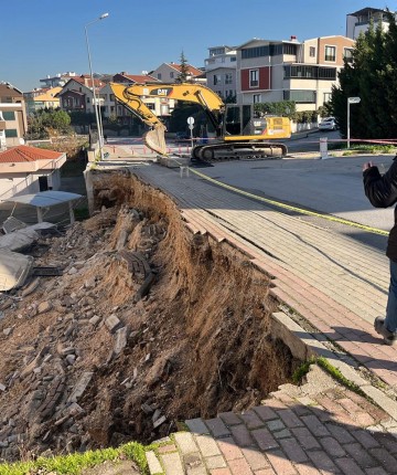 Sabah yürüyüşünde yolun kaydığını farkeden yaşlı kadın 31 öğrencinin hayatını kurtardı