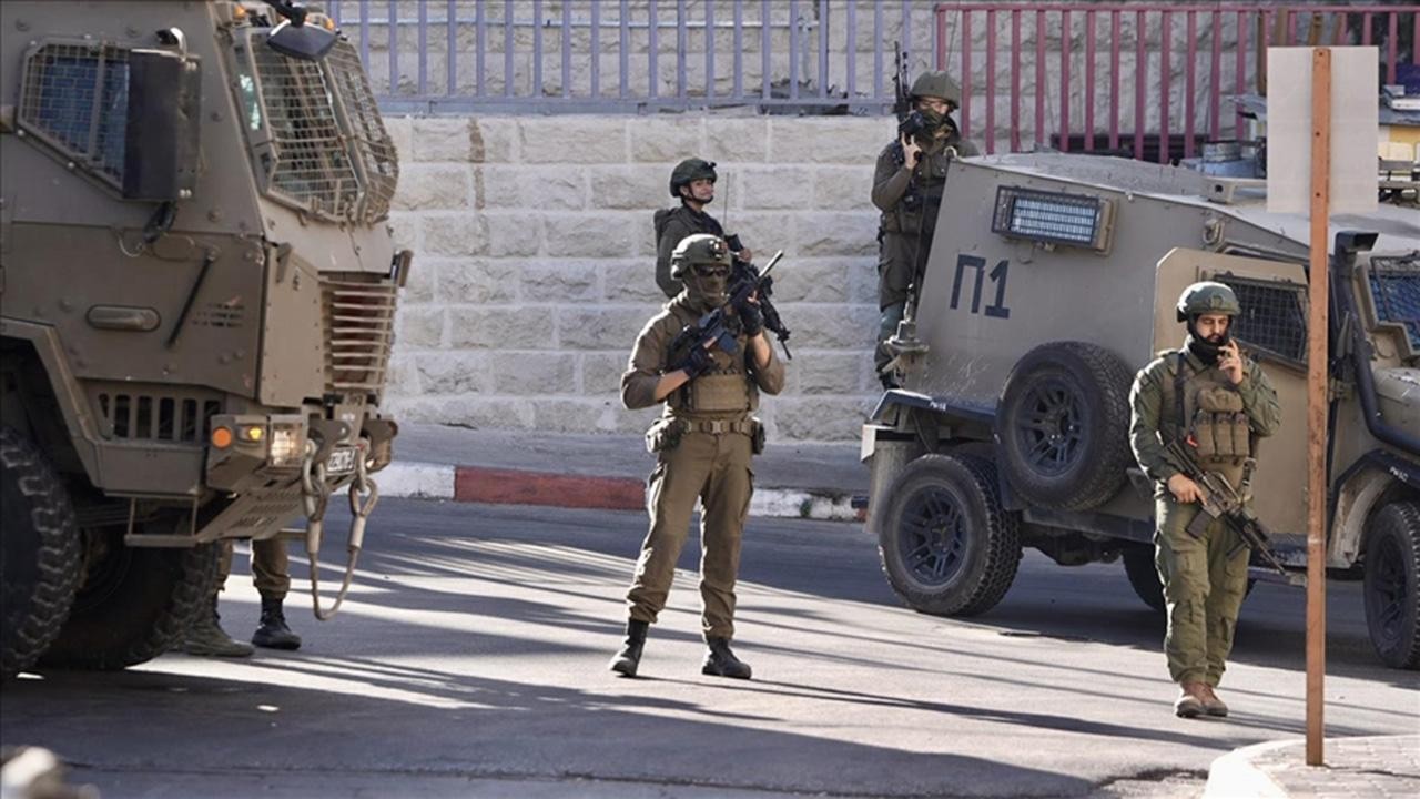 Soykırımcı İsrail ordusu işgal altındaki Batı Şeria ve Doğu Kudüs'te 40 Filistinliyi gözaltına aldı