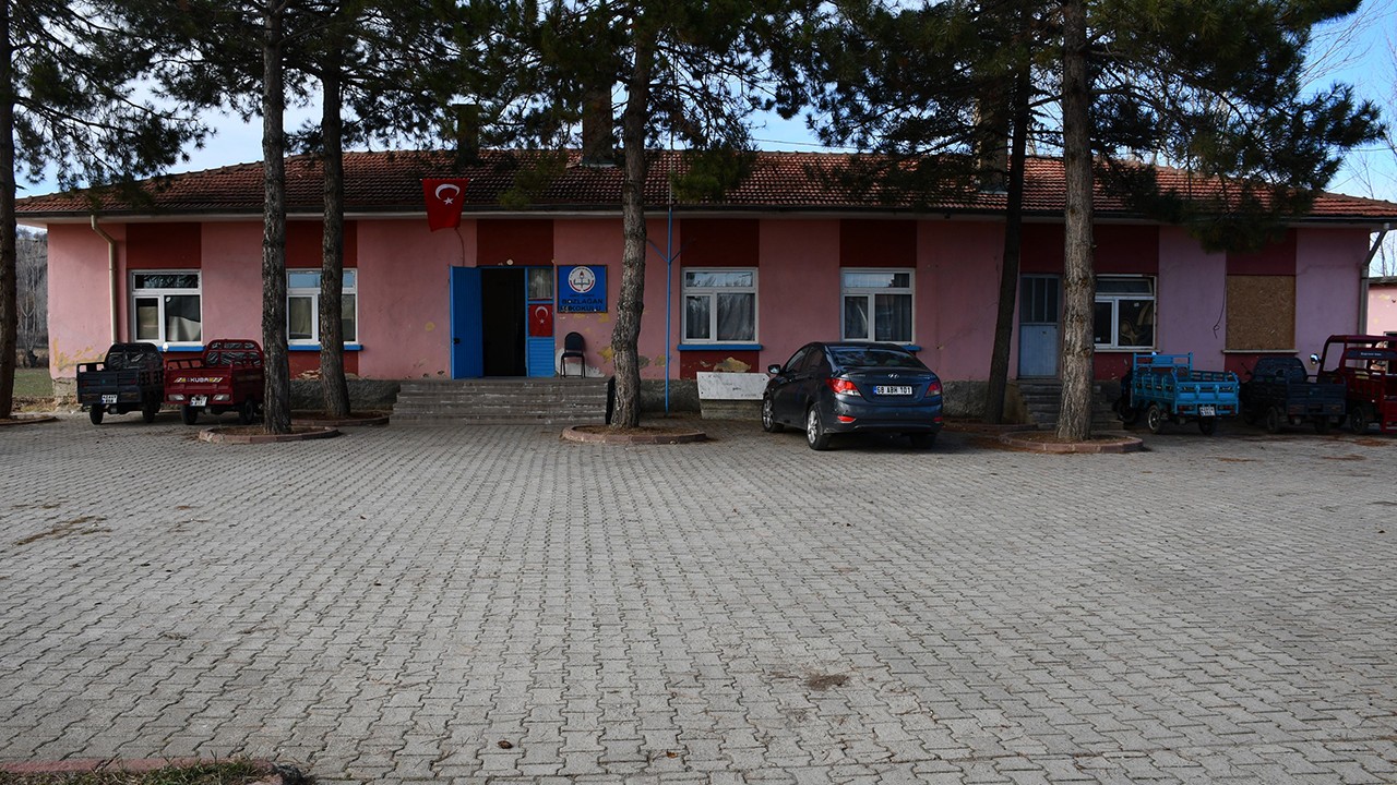 Akşehir’de eski ilkokul binası dikiş nakış kursu oldu