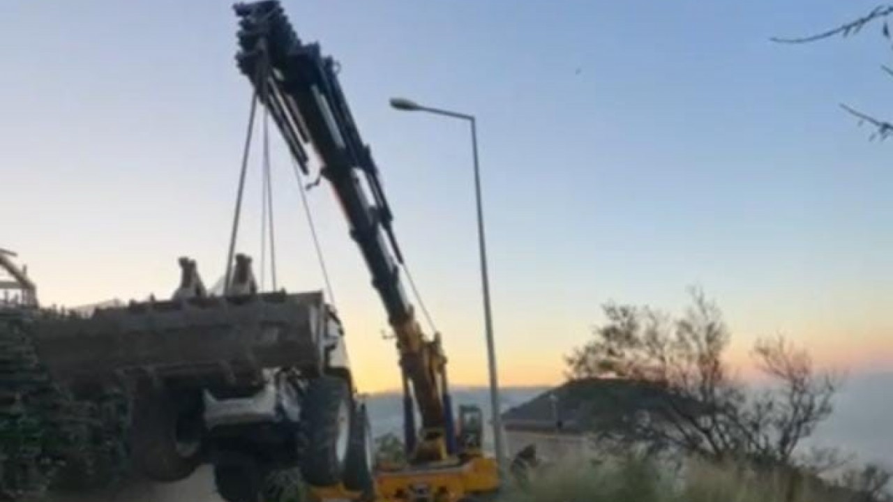 Kepçenin vinçten düştüğü anlar kameraya yansıdı