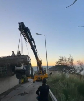 Kepçenin vinçten düştüğü anlar kameraya yansıdı