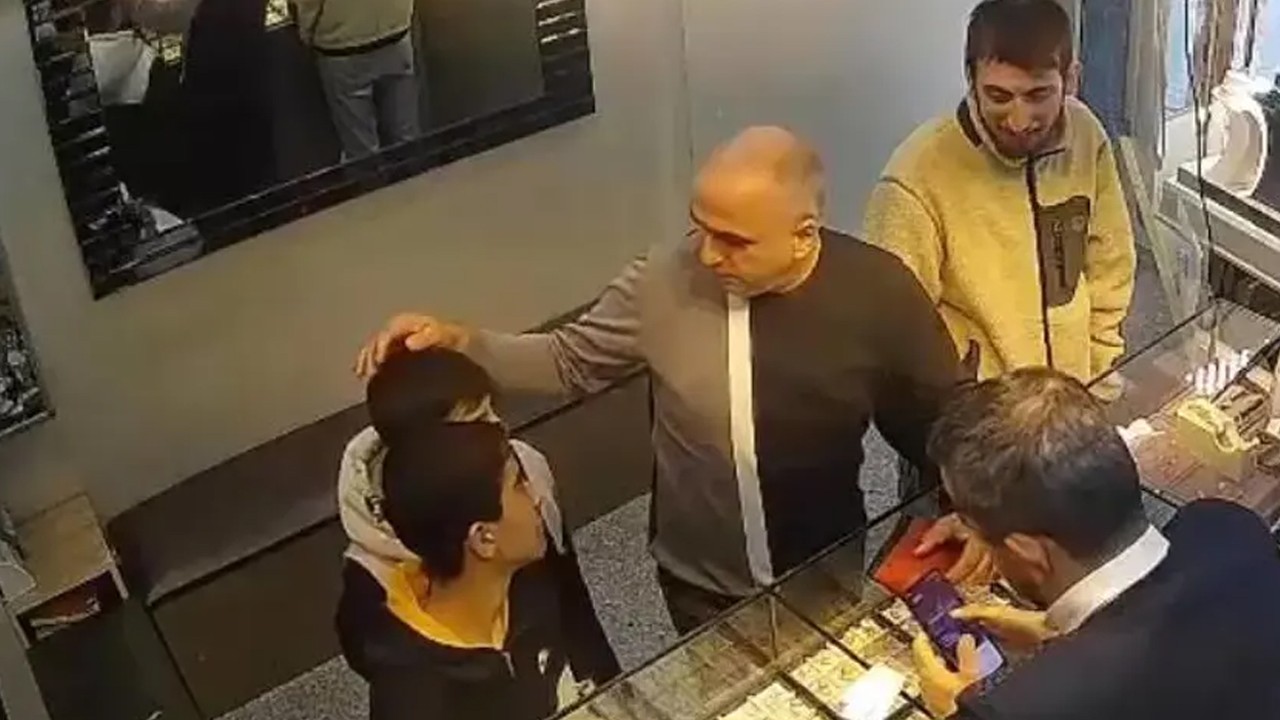 Yolda milyonluk altın bulan çocuklardan örnek davranış