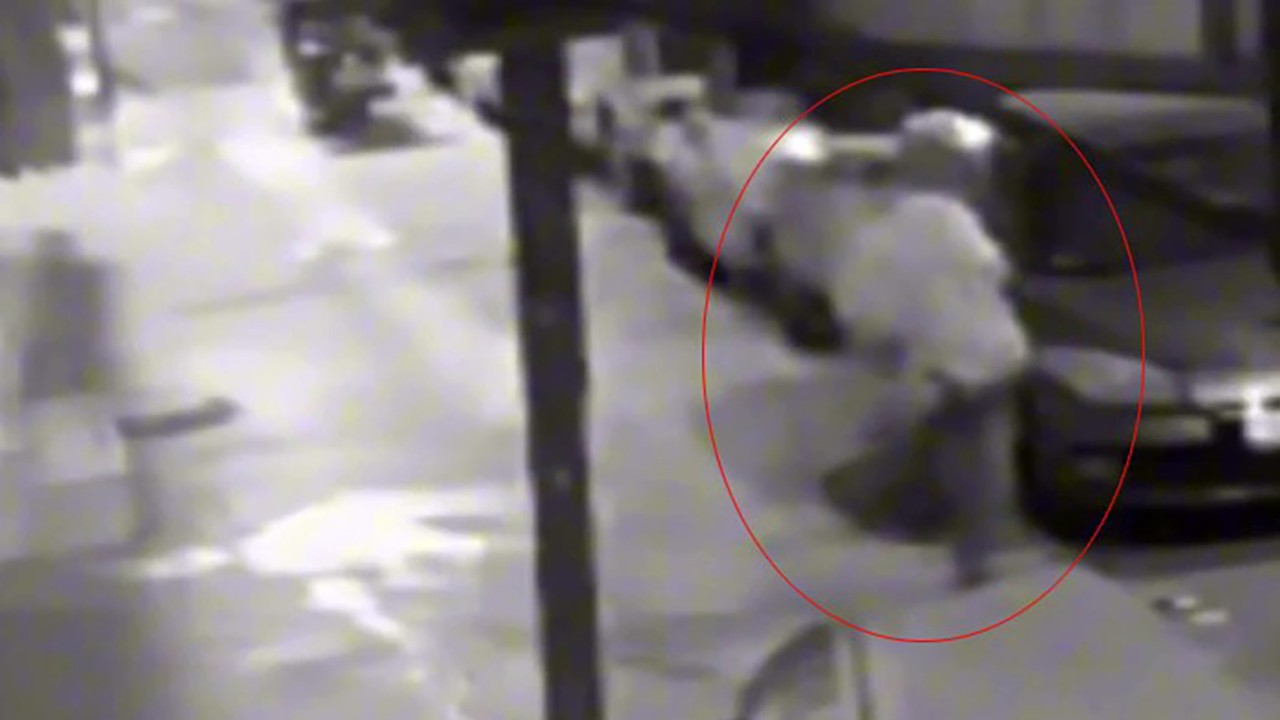 Alkollü kadın, yaşlı adamı öldüresiye dövdü: O anlar kamerada