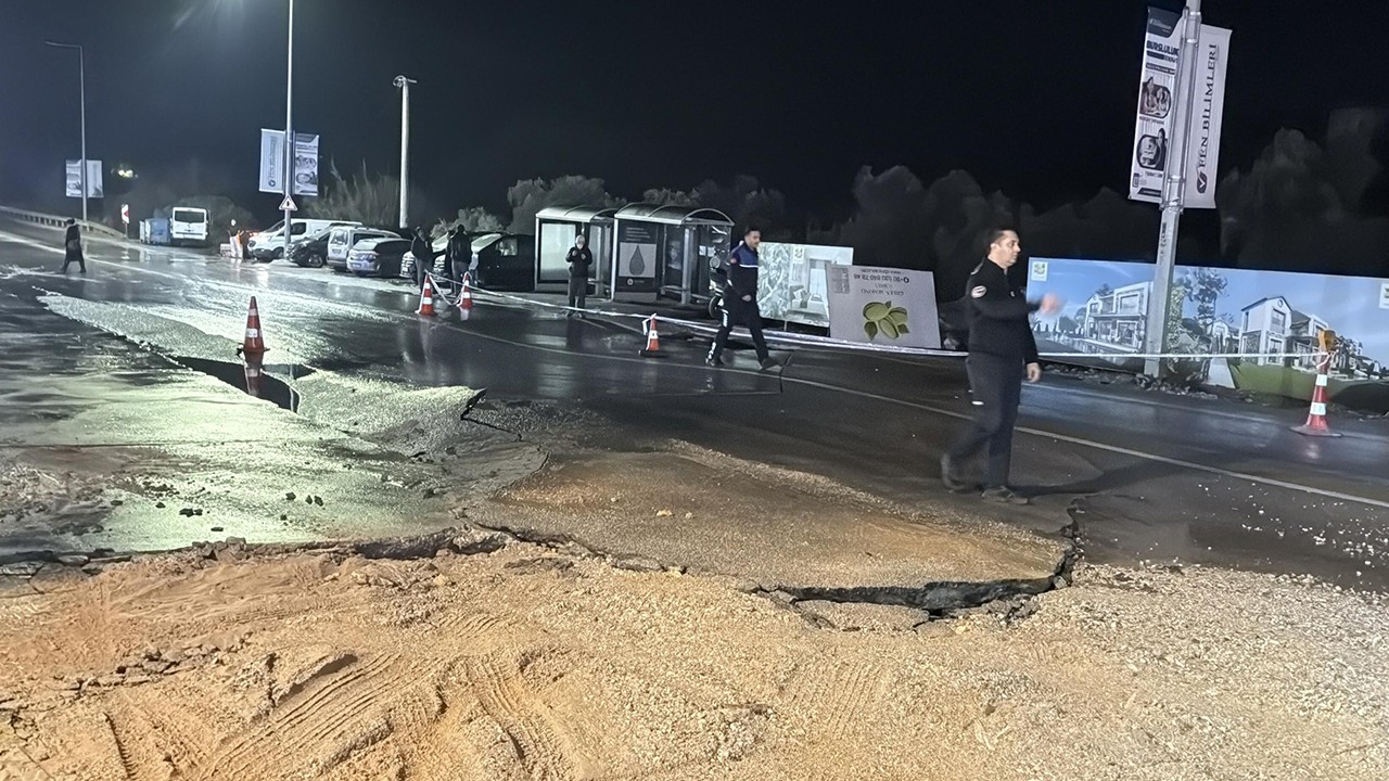 Ana su isale hattı patladı, asfalt çöktü