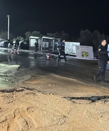 Ana su isale hattı patladı, asfalt çöktü