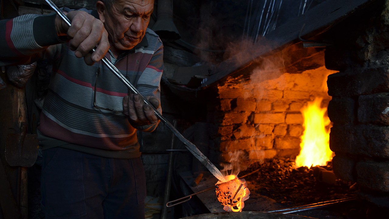 Çan ustası 65 yıldır atölyesinde üretim yapıyor