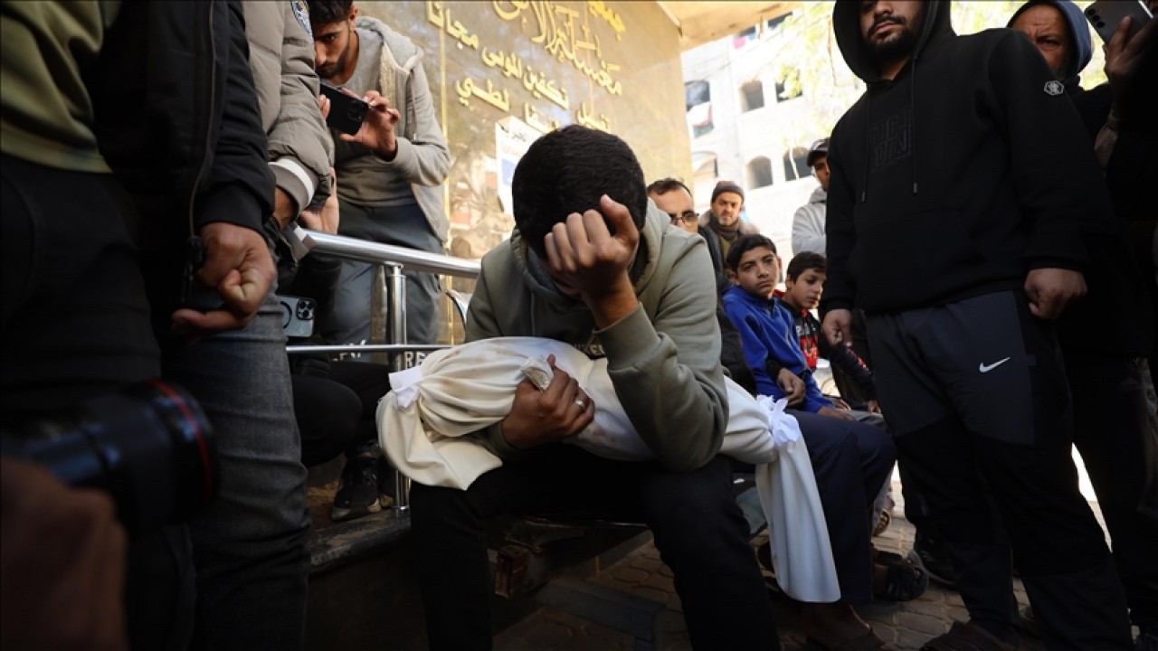 İsrail, ateşkese rağmen Gazze'ye topçu ve helikopter saldırısı düzenledi