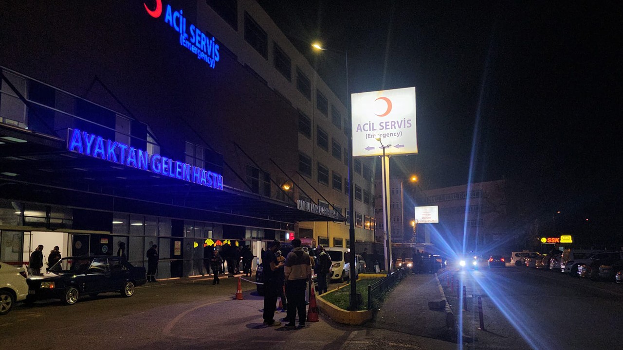 Kendisini ve çocuğunu darbettiğini öne sürdüğü kocasını bıçakla yaraladı