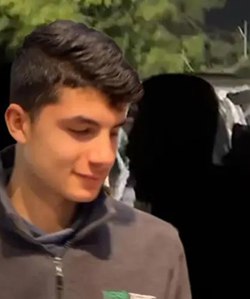 Mezarlıkta sır ölümde isimlerin yazılı olduğu bıçak ayrıntısı