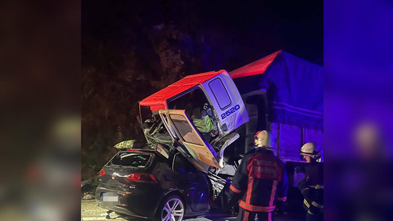 Tır ile otomobil çarpıştı: 3 ölü, 1 yaralı