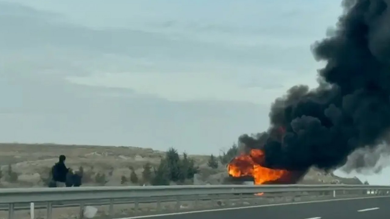 Yolcu otobüsünde yangın çıktı, yolcular tahliye edildi