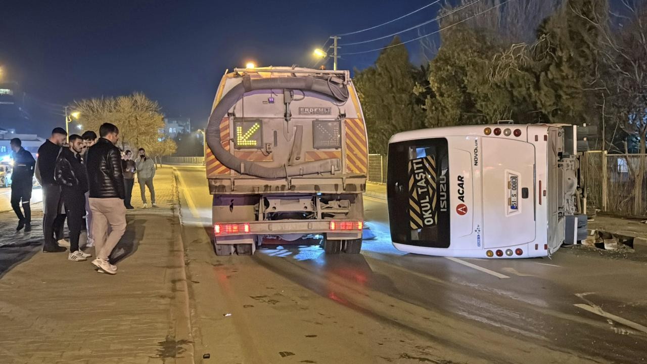 İşçi servisi ile otomobilin çarpıştığı kazada 13 kişi yaralandı