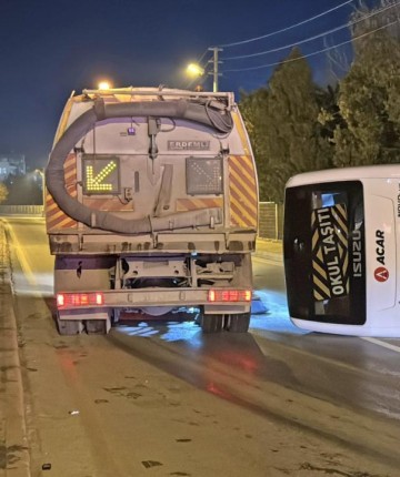 İşçi servisi ile otomobilin çarpıştığı kazada 13 kişi yaralandı