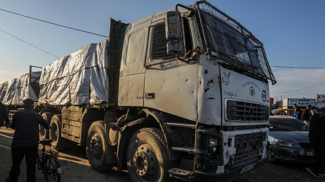 Katil İsrail, ateşkes sonrasında Gazze'ye geçecek 26 bin yardım tırını engelledi