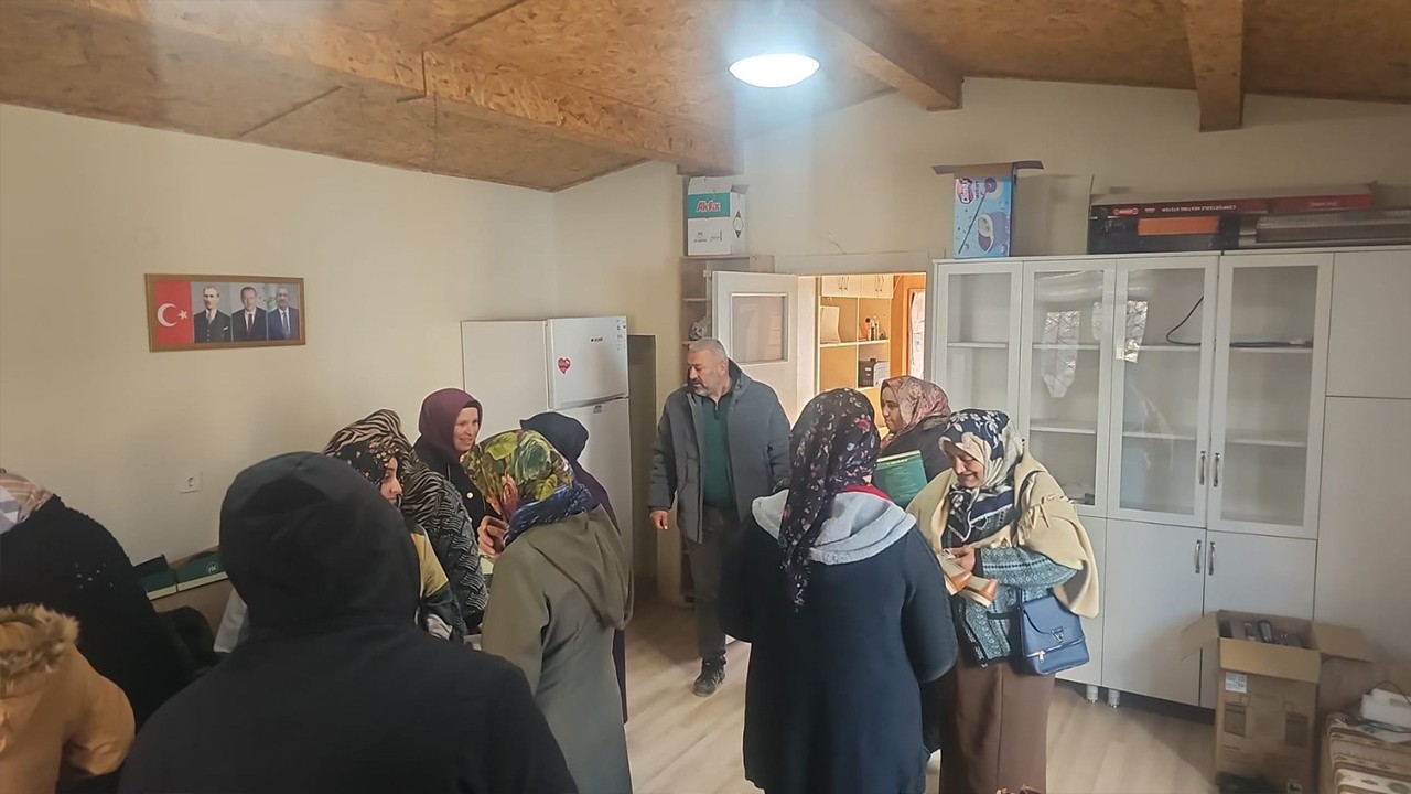 Konya'da örnek dayanışma: Muhtardan ihtiyaç sahiplerine ayakkabı desteği