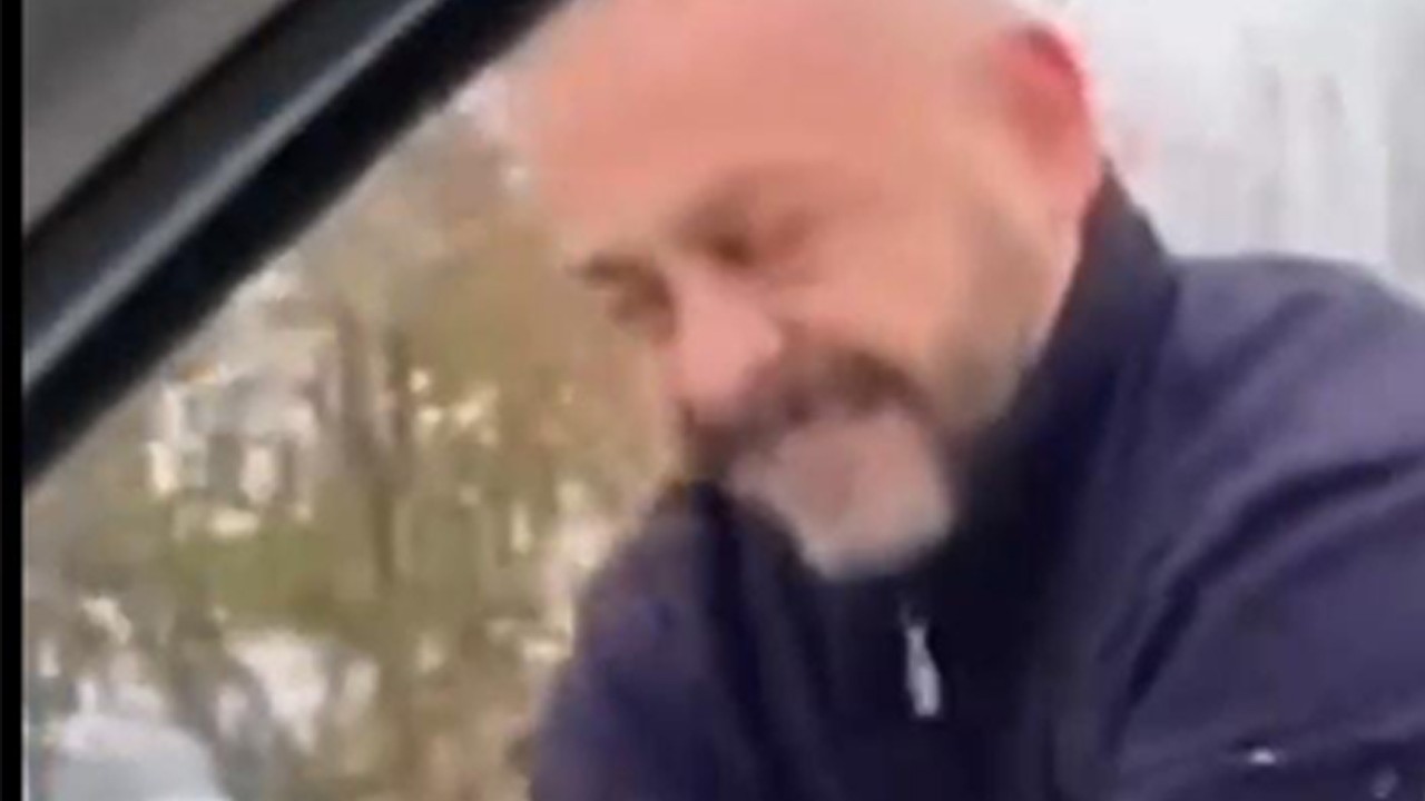 Meclis üyesini sıkıştırıp aracı yumrukladı… O anlar kamerada