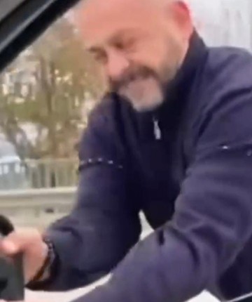 Meclis üyesini sıkıştırıp aracı yumrukladı… O anlar kamerada