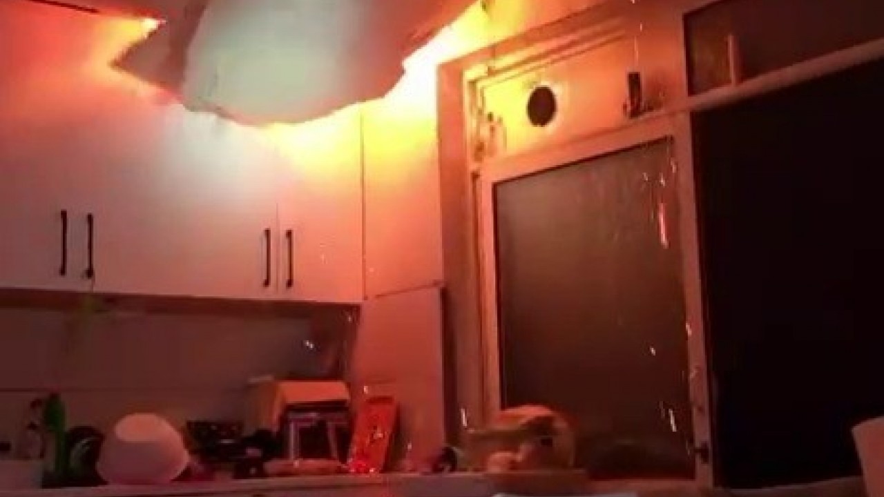 Yangında tavan çöktü, itfaiye ekipleri ölümden döndü... O anlar kameraya yansıdı