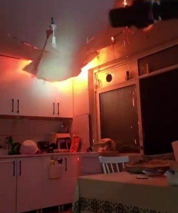 Yangında tavan çöktü, itfaiye ekipleri ölümden döndü... O anlar kameraya yansıdı