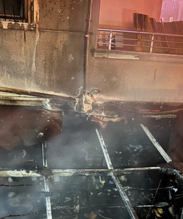 5 katlı binanın giriş katındaki iş yerinde yangın