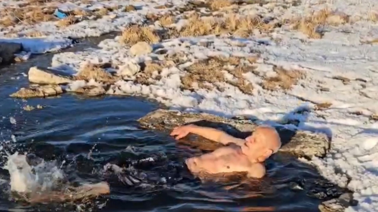 Türkiye’nin en soğuk yerleşim yerlerinden Göle'nin ‘Buz adamı’