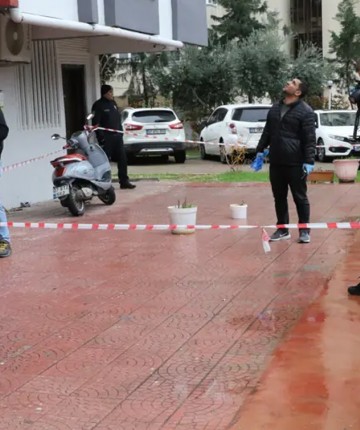 Anne ve oğlu bir gün arayla aynı balkondan düşüp öldü