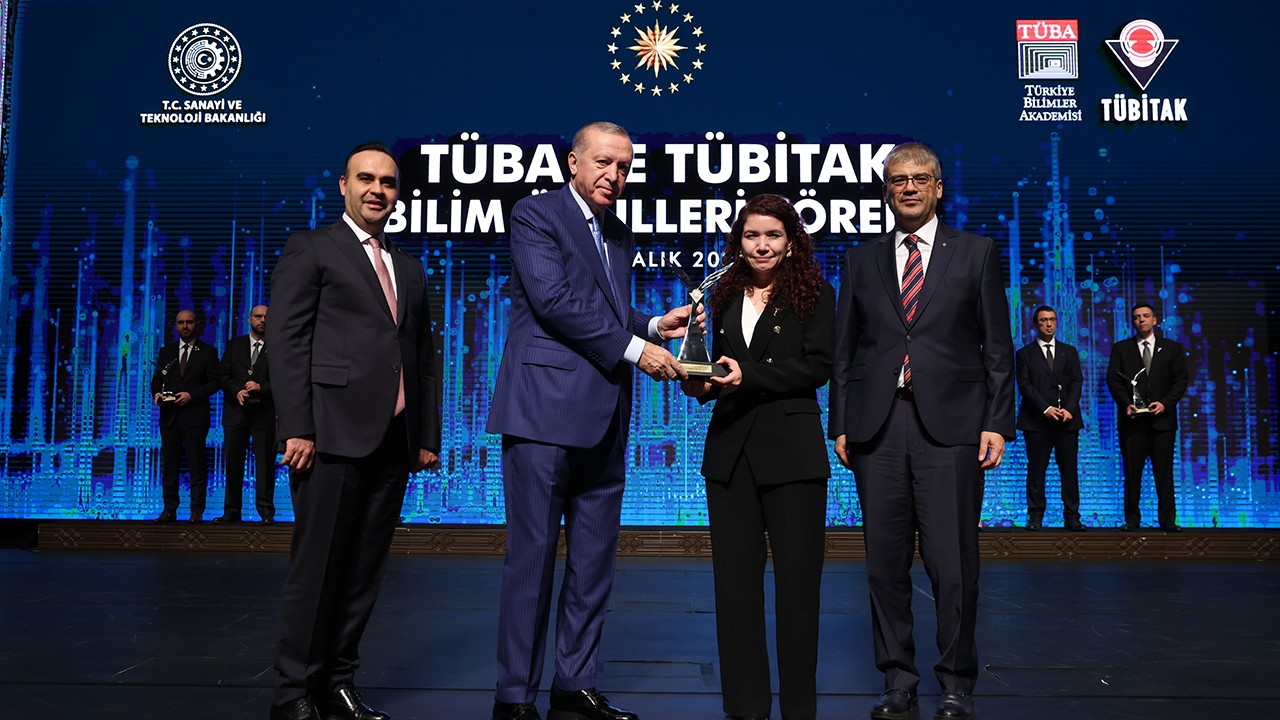 NEÜ Öğretim Üyesi Prof. Dr. Hatice Yıldız Durak’a, ‘TÜBİTAK Teşvik Ödülü’nü Cumhurbaşkanı Erdoğan tevdi etti