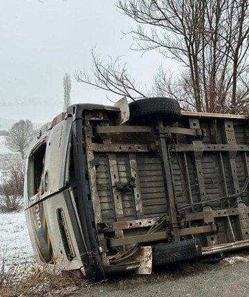 Öğrenci servisi devrildi: 15 yaralı