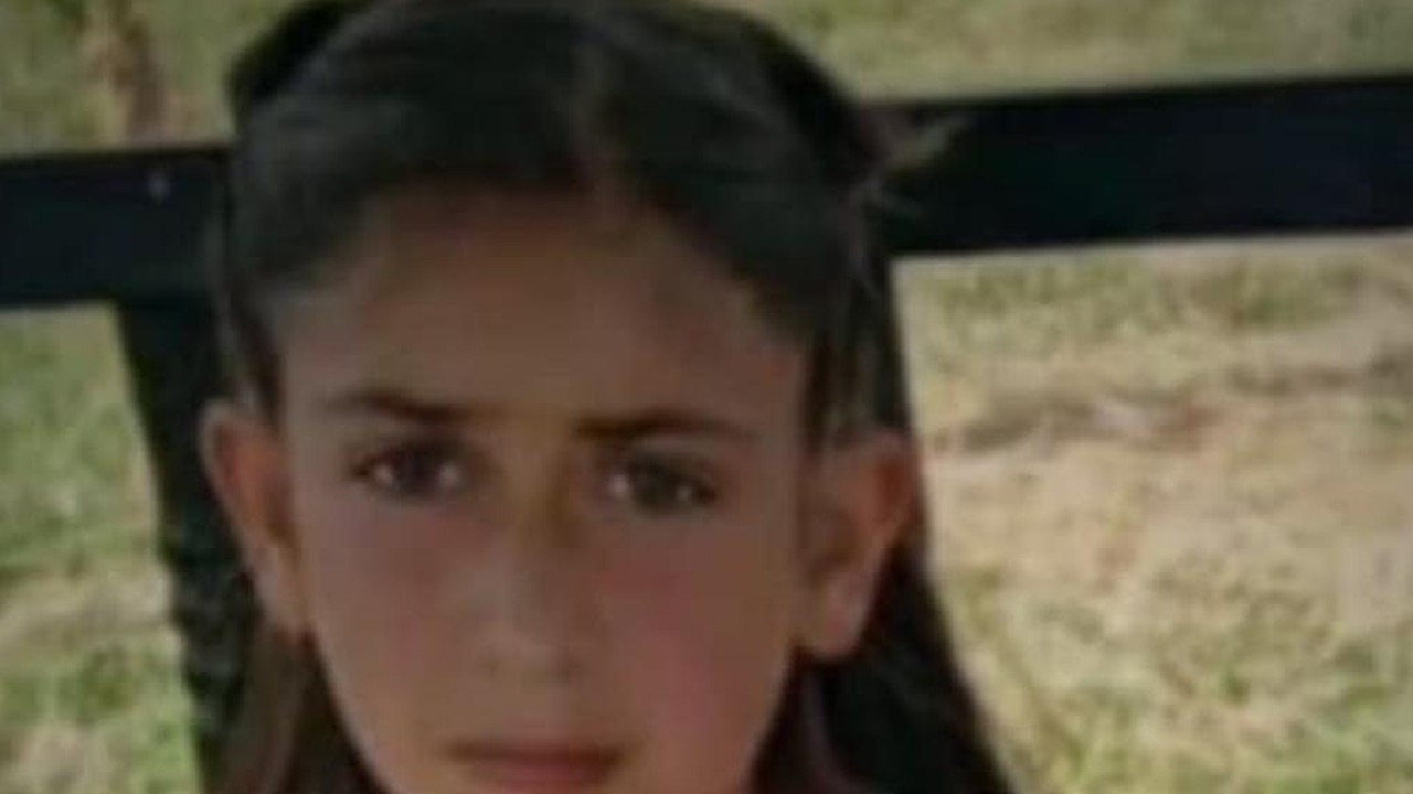 Okulda sürücüsünün geri manevra yaptığı hafif ticari aracın çarptığı Medine öldü