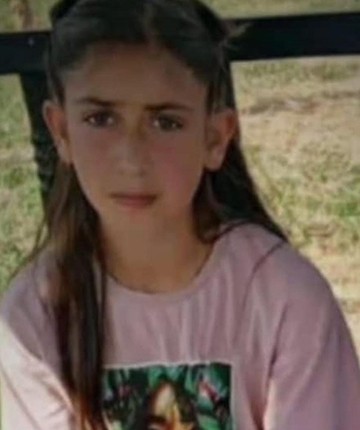 Okulda sürücüsünün geri manevra yaptığı hafif ticari aracın çarptığı Medine öldü