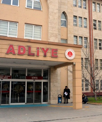 Yapay zekayla kız arkadaşlarının müstehcen fotoğraflarını oluşturdular! 2 liseli tutuklandı