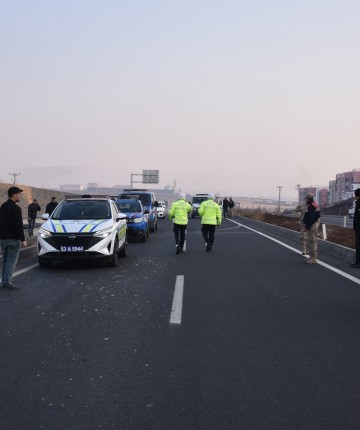 Yolun karşı tarafına geçmek isteyen adama 2 araç çarptı! Hayatını kaybetti