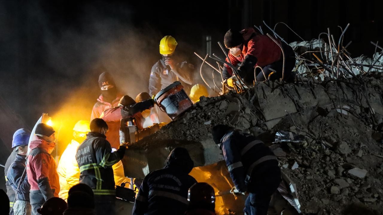 62 kez müebbet alan deprem sanığı, mahkeme heyetine hakaretten yargılanacak