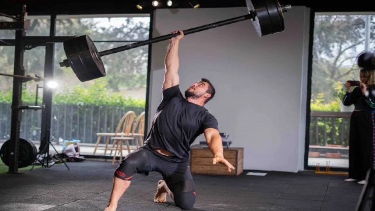 Burak Yazgı’dan bir dünya rekoru daha: Tek koluyla 116,8 kilogram kaldırdı