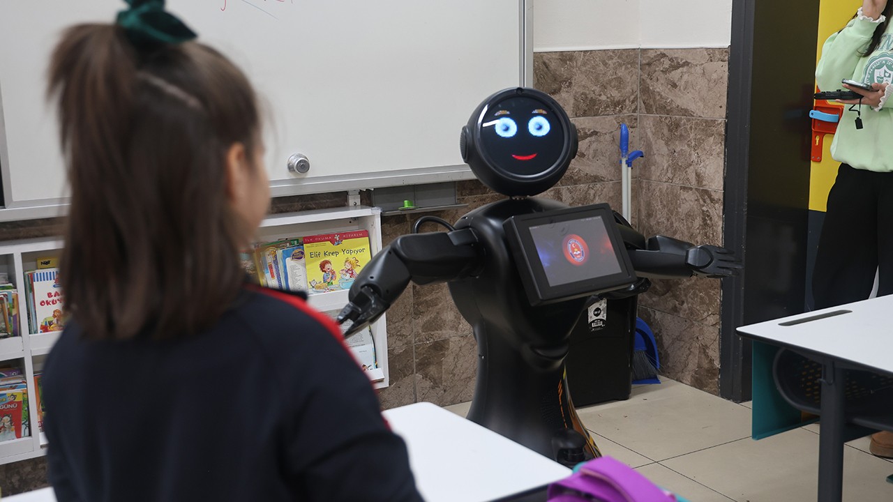 Konya'da çocuklar şivlilikle paylaşmayı ve zorbalığın kötülüğünü okula gelen robottan dinledi