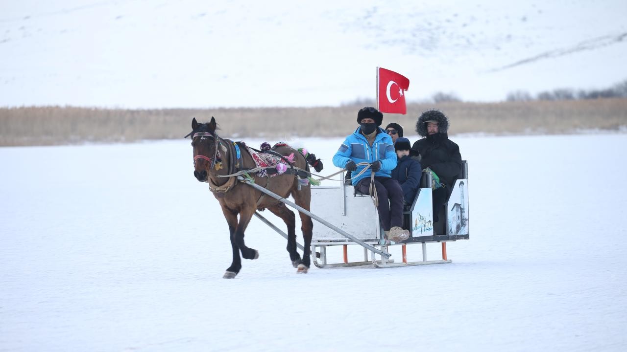 Turistik Doğu Ekspresi yolcuları buz tutan Çıldır Gölü'nün keyfini çıkarda
